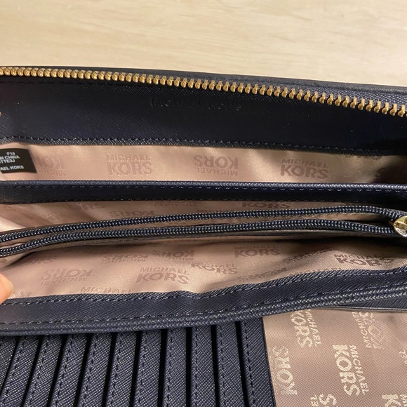 Michael Kors wallet - Picture 2 of 4